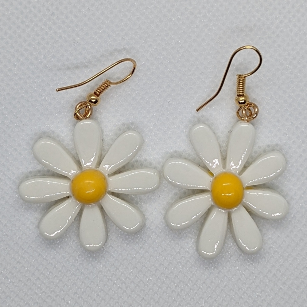 Pair of Sunny, Dangling Daisy Earrings - Picture 3 of 7